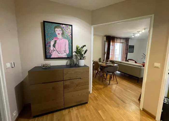 Superbe Appartement, 1Er Etage Avec Ascenseur, A 5 Min Du Metro Avec Parking Gratuit
