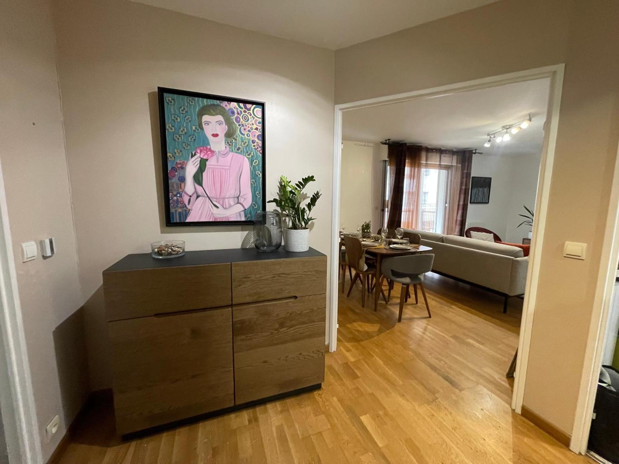 Appartement Superbe Appartement, 1er Etage Avec Ascenseur, A 5 Min Du Metro Avec Parking Gratuit *